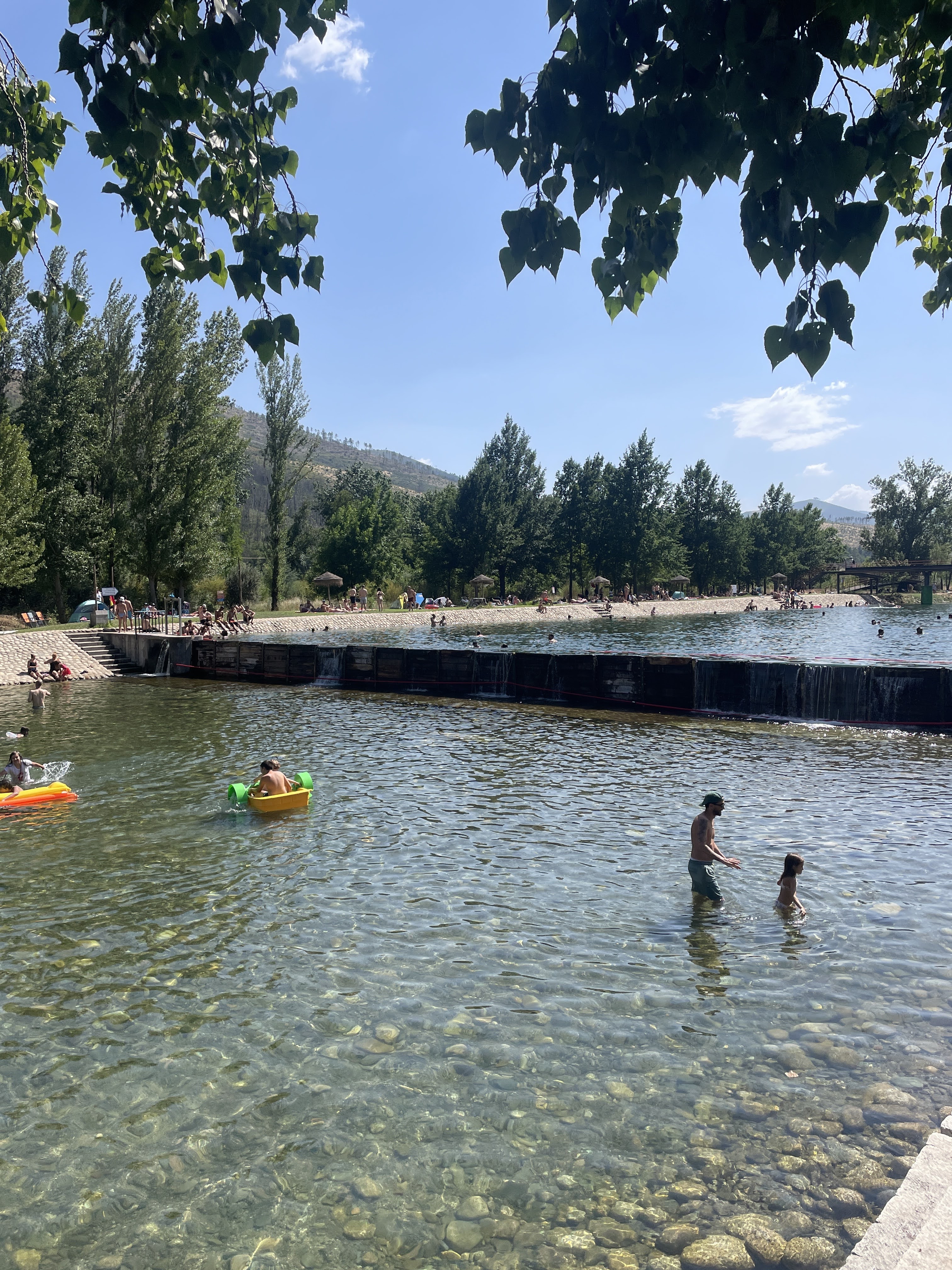 Águas claras da Praia Fluvial de Valhelhas